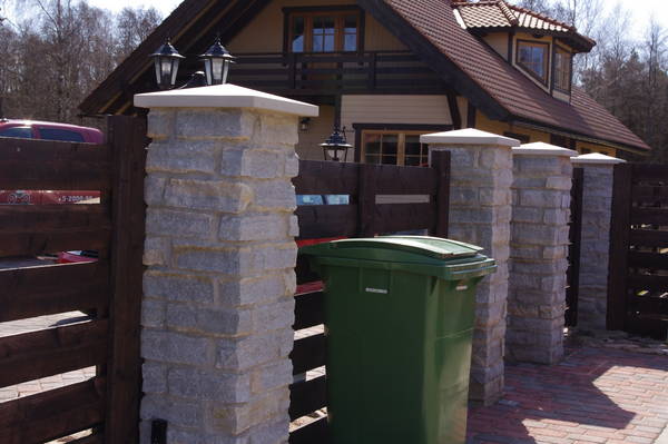 Horisontaallaudisaed kivipostidega