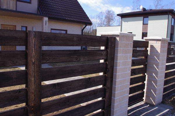 Aia jalgvärav kivipostidel