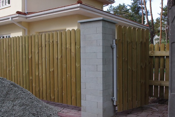 Aiaväravad kumerate aialippidega