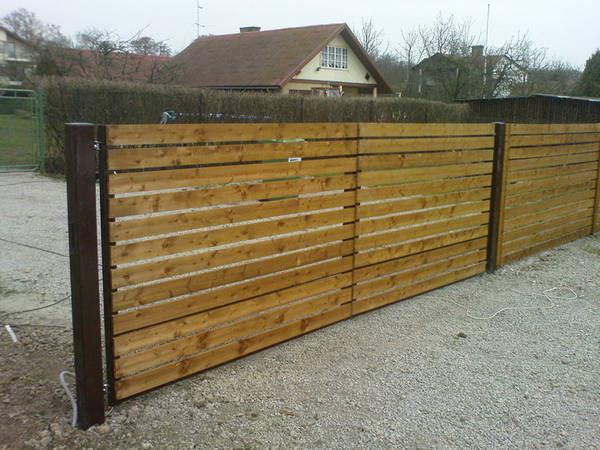 Auto tiibvärav horisontaalse puitlaudisega