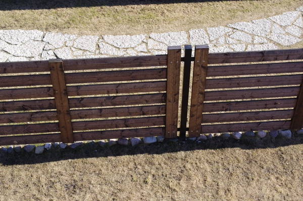 Metallist postiga puitaed